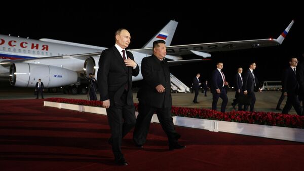Президент России Владимир Путин и председатель государственных дел Корейской Народно-Демократической Республики Ким Чен Ын на церемонии встречи в аэропорту Пхеньяна