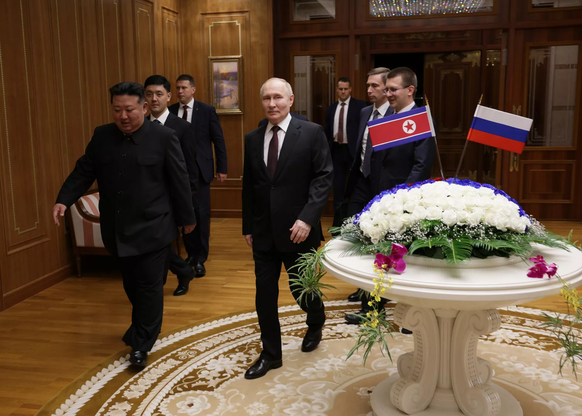 Президент РФ Владимир Путин и председатель государственных дел Корейской Народно-Демократической Республики Ким Чен Ын Президент РФ Владимир Путин и председатель государственных дел Корейской Народно-Демократической Республики Ким Чен Ын - РИА Новости, 1920, 19.06.2024