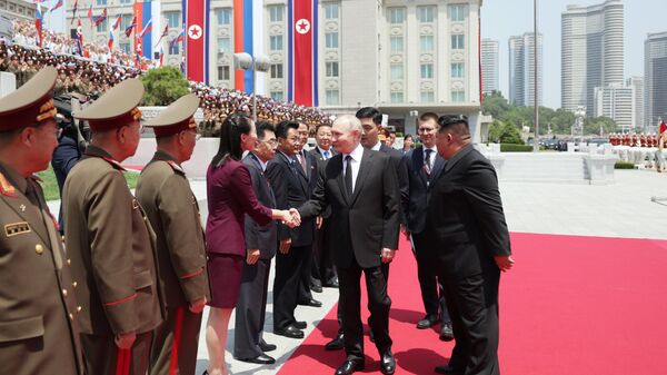 Президент РФ Владимир Путин и председатель государственных дел Корейской Народно-Демократической Республики Ким Чен Ын (справа) во время церемонии официальной встречи на площади Ким Ир Сена в Пхеньяне