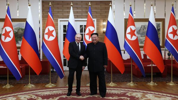 Президент РФ Владимир Путин и председатель государственных дел Корейской Народно-Демократической Республики Ким Чен Ын (справа) во время совместного фотографирования в Пхеньяне