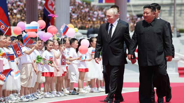 Президент России Владимир Путин и председатель государственных дел Корейской Народно-Демократической Республики Ким Чен Ын во время церемонии официальной встречи на площади Ким Ир Сена в Пхеньяне