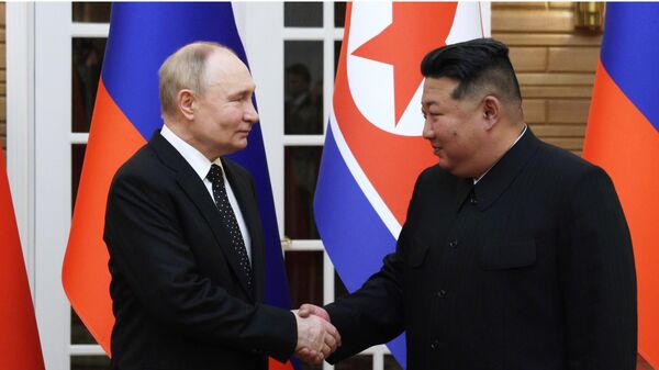 Президент РФ Владимир Путин и председатель государственных дел Корейской Народно-Демократической Республики Ким Чен Ын во время встречи в Пхеньяне