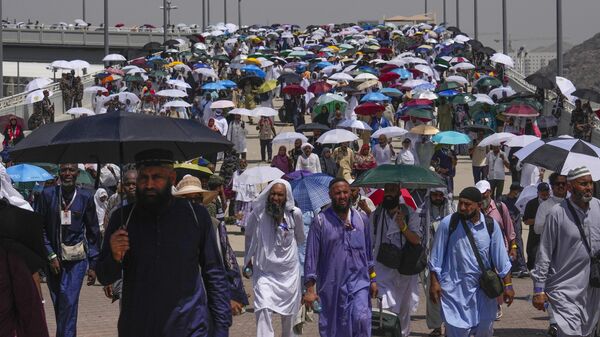 Паломники во время хаджа недалеко от священного города Мекка, Саудовская Аравия