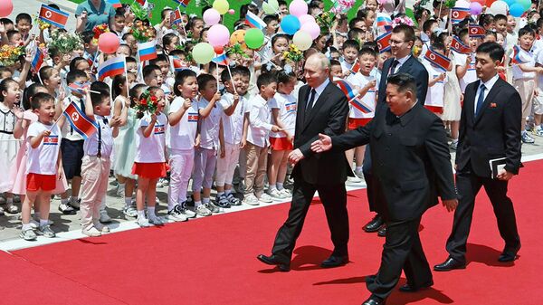 Шары в воздухе, цветы в руках: как Владимира Путина встретили в Пхеньяне 
