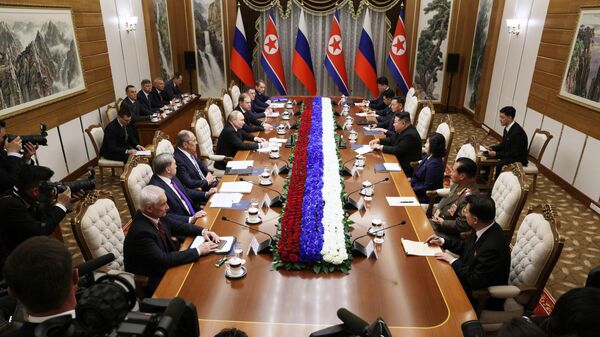 Отдельной встречи министров обороны России и КНДР не было, сообщил Песков