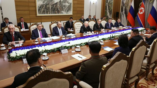 Президент РФ Владимир Путин и председатель государственных дел КНДР Ким Чен Ын на российско-корейских переговорах в Пхеньяне