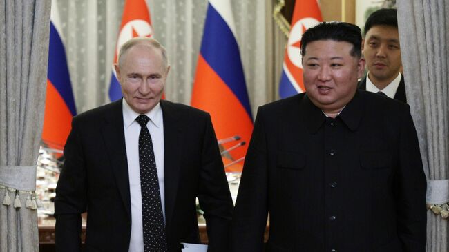 Президент РФ Владимир Путин и лидер КНДР Ким Чен Ын во время встречи в Пхеньяне, 19 июня 2024 года
