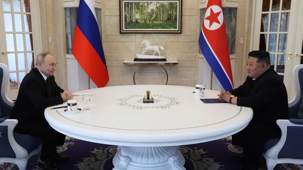 Россия и КНДР хотят развивать все векторы отношений, заявил Песков