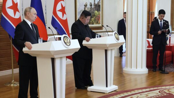 Президент РФ Владимир Путин и председатель государственных дел КНДР Ким Чен Ын делают заявление для СМИ по итогам российско-корейских переговоров в Пхеньяне