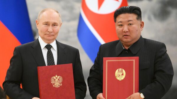Президент РФ Владимир Путин и председатель государственных дел КНДР Ким Чен Ын