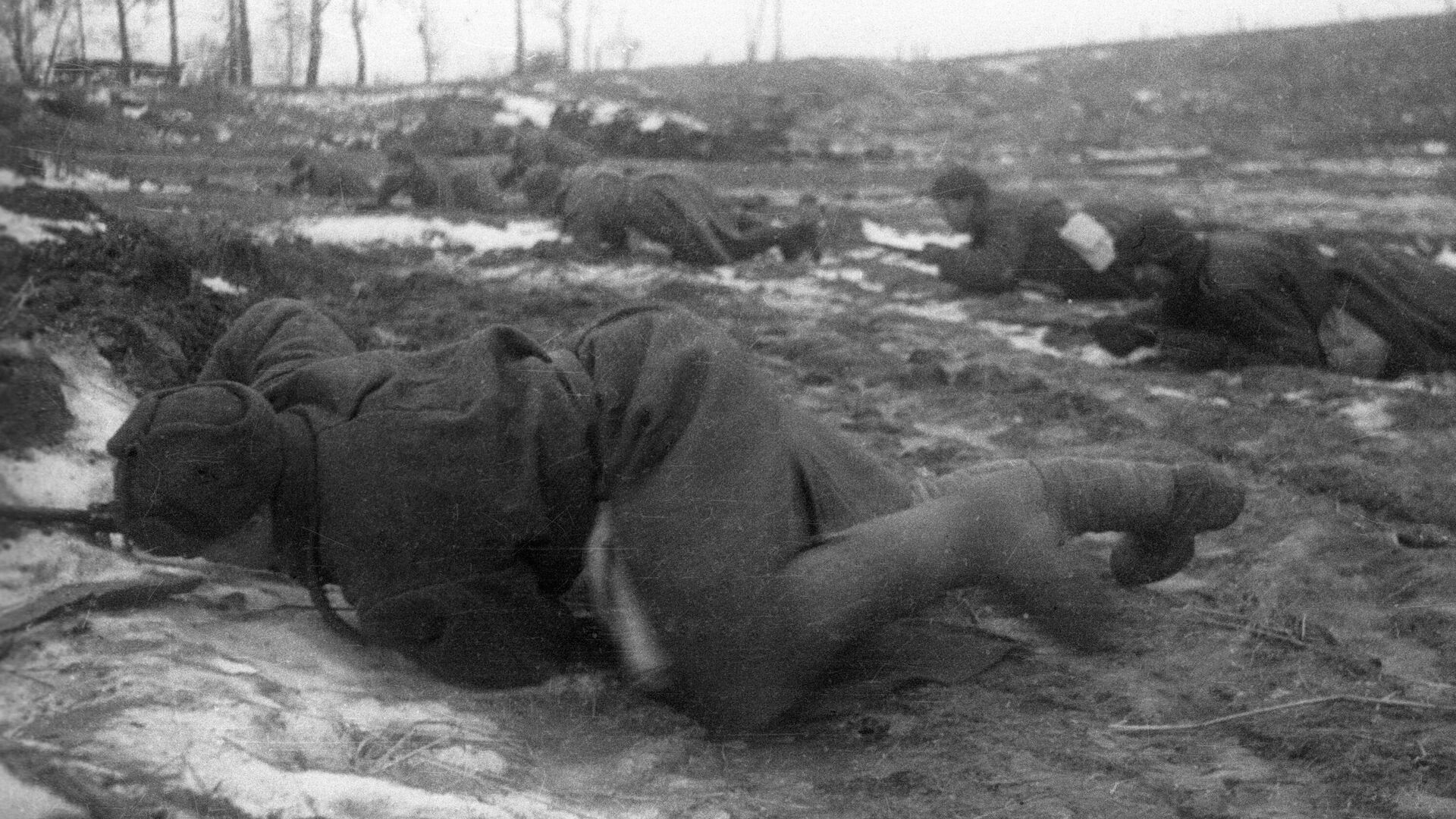 2-й Прибалтийский фронт. Ленинградско-Новгородская стратегическая наступательная операция советских войск. Бойцы 22-й армии выдвигаются на огневой рубеж в районе города Новосокольники. 2-й Прибалтийский фронт. Ленинградско-Новгородская стратегическая наступательная операция советских войск. Бойцы 22-й армии выдвигаются на огневой рубеж в районе города Новосокольники. - РИА Новости, 1920, 27.02.2025