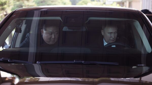 Президент РФ Владимир Путин и председатель государственных дел Корейской Народно-Демократической Республики Ким Чен Ын в автомобиле Aurus в Пхеньяне