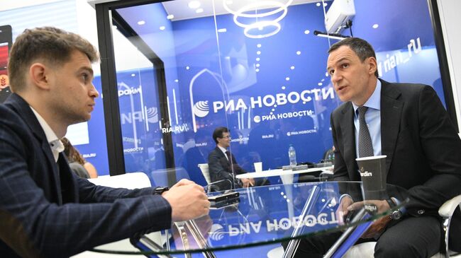 Генеральный директор ППК Российский экологический оператор Денис Буцаев во время интервью