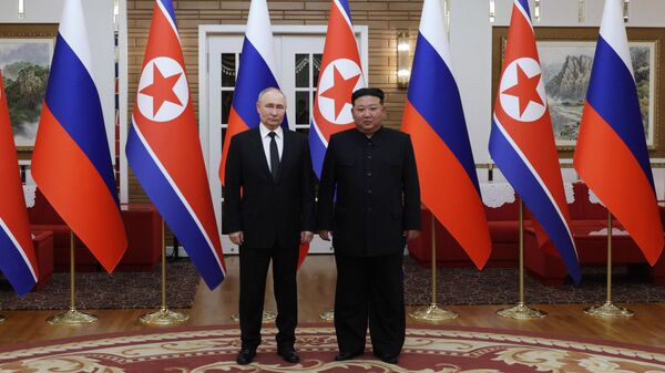Владимир Путин и Ким Чен Ын во время совместного фотографирования в Пхеньяне