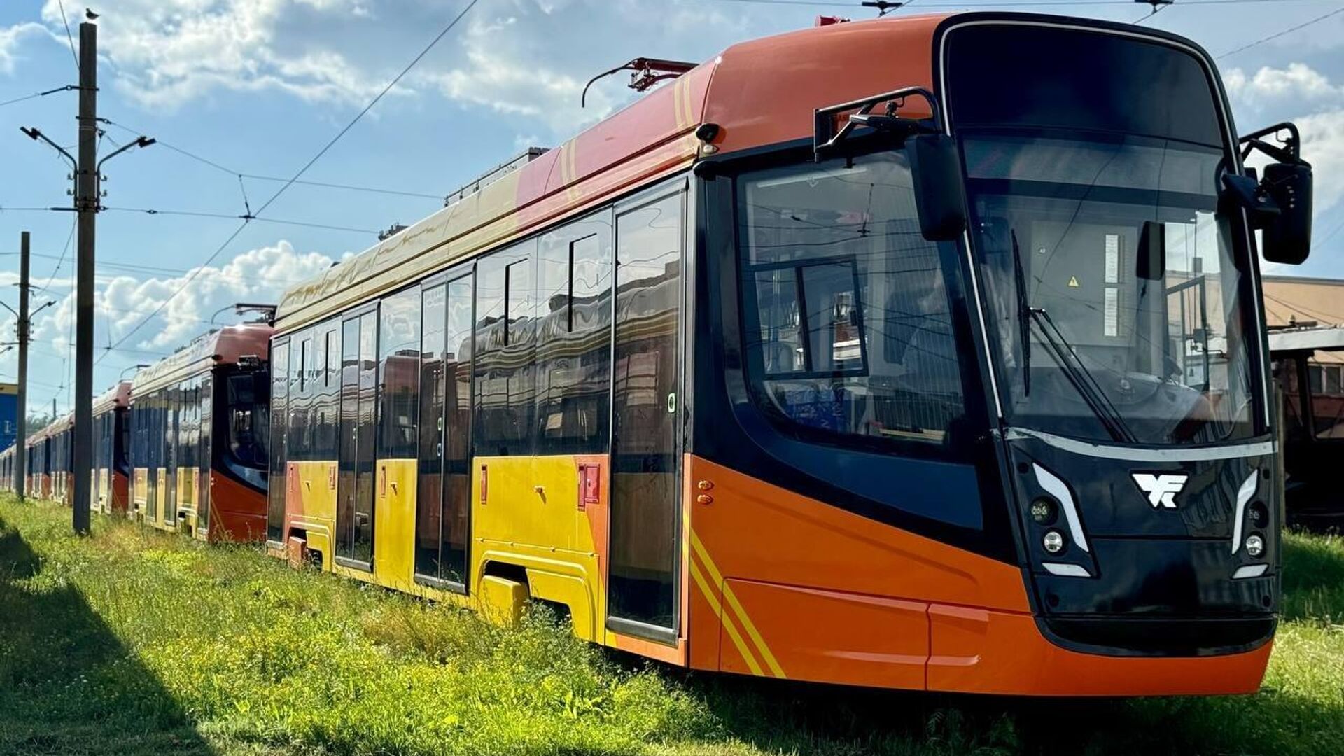 Семнадцать современных низкопольных трамваев поступили в Ярославль - РИА Новости, 1920, 19.06.2024