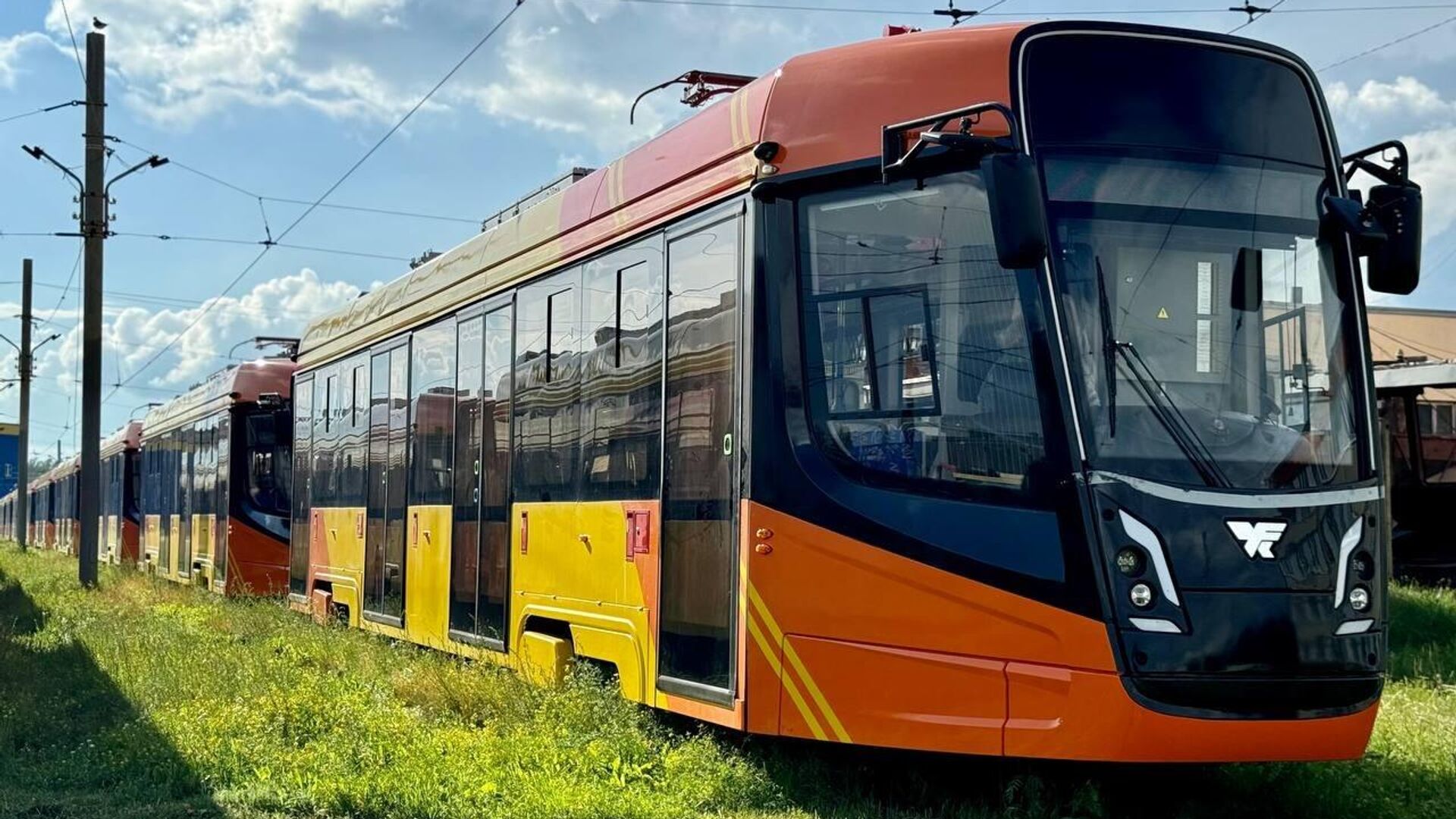 Семнадцать современных низкопольных трамваев поступили в Ярославль - РИА Новости, 1920, 19.06.2024