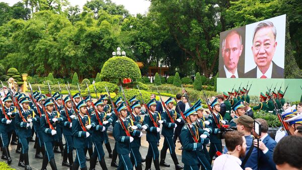 Церемония официальной встречи президента России Владимира Путина и президента Социалистической Республики  Вьетнам То Лама на площади у Президентского дворца в Ханое