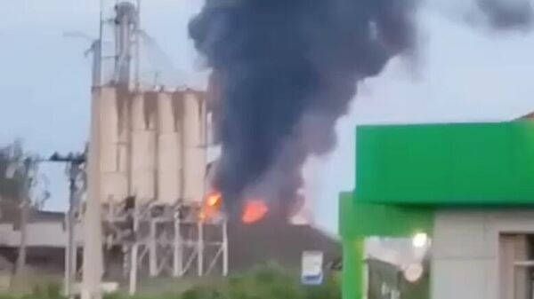 Пожар после атаки украинского дрона на территории Платоновской нефтебазы в Тамбовской области. Кадр видео очевидца