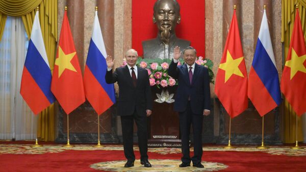 Президент России Владимир Путин и президент Социалистической Республики Вьетнам То Лам на совместном фотографировании в Ханое