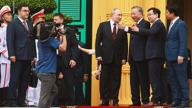 Президент РФ Владимир Путин и президент Социалистической Республики  Вьетнам То Лам на церемонии официальной встречи на площади у Президентского дворца в Ханое