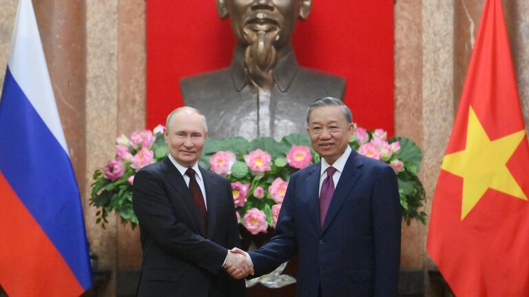 Президент РФ Владимир Путин и президент Социалистической Республики  Вьетнам То Лам на совместном фотографировании в Президентском дворце в Ханое
