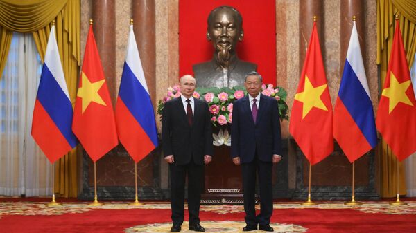 Президент РФ Владимир Путин и президент Социалистической Республики Вьетнам То Лам на совместном фотографировании в Президентском дворце в Ханое