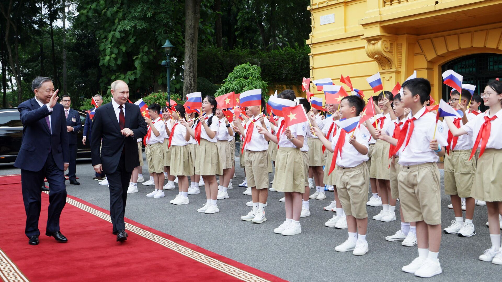 Церемония официальной встречи президента РФ Владимира Путина и президента Социалистической Республики Вьетнам То Лама на площади у Президентского дворца в Ханое - РИА Новости, 1920, 20.06.2024