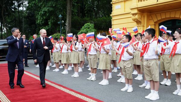Церемония официальной встречи президента РФ Владимира Путина и президента Социалистической Республики Вьетнам То Лама на площади у Президентского дворца в Ханое