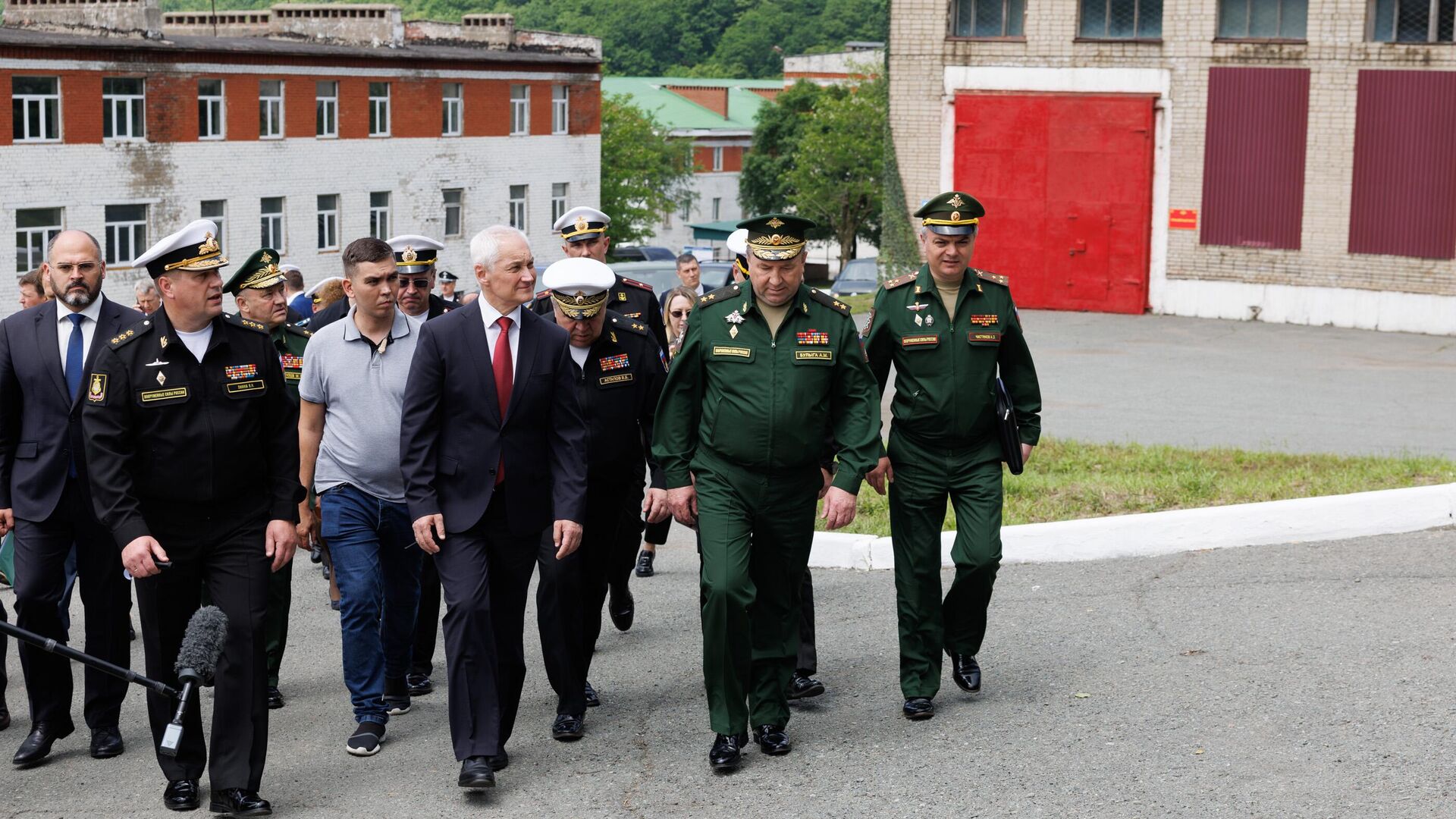 Министр обороны РФ Андрей Белоусов во время посещения военного городка 155-й гвардейской бригады морской пехоты Тихоокеанского флота в Приморье - РИА Новости, 1920, 20.06.2024