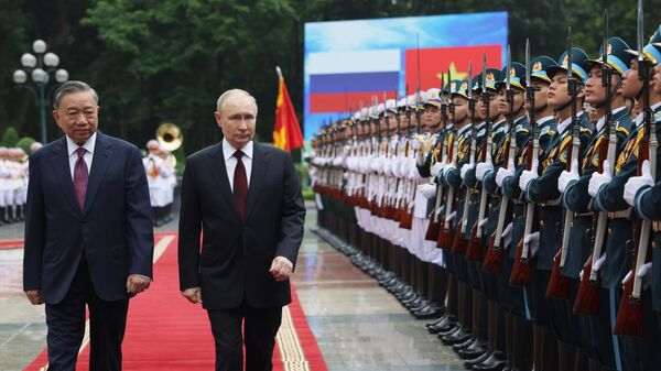 Президент РФ Владимир Путин и президент Социалистической Республики  Вьетнам То Лам на церемонии официальной встречи на площади у Президентского дворца в Ханое