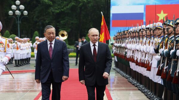 Президент России Владимир Путин и президент Социалистической Республики Вьетнам То Лам на церемонии официальной встречи на площади у Президентского дворца в Ханое