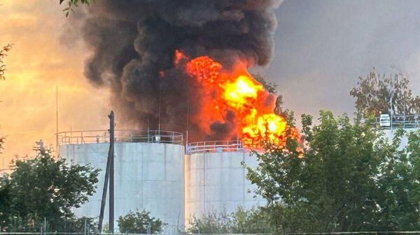 Пожар после атаки украинского дрона на территории Платоновской нефтебазы в Тамбовской области. 20 июня 2024