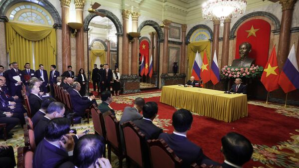 Президент РФ Владимир Путин и президент Социалистической Республики Вьетнам То Лам на церемонии обмена подписанными документами в Президентском дворце в Ханое
