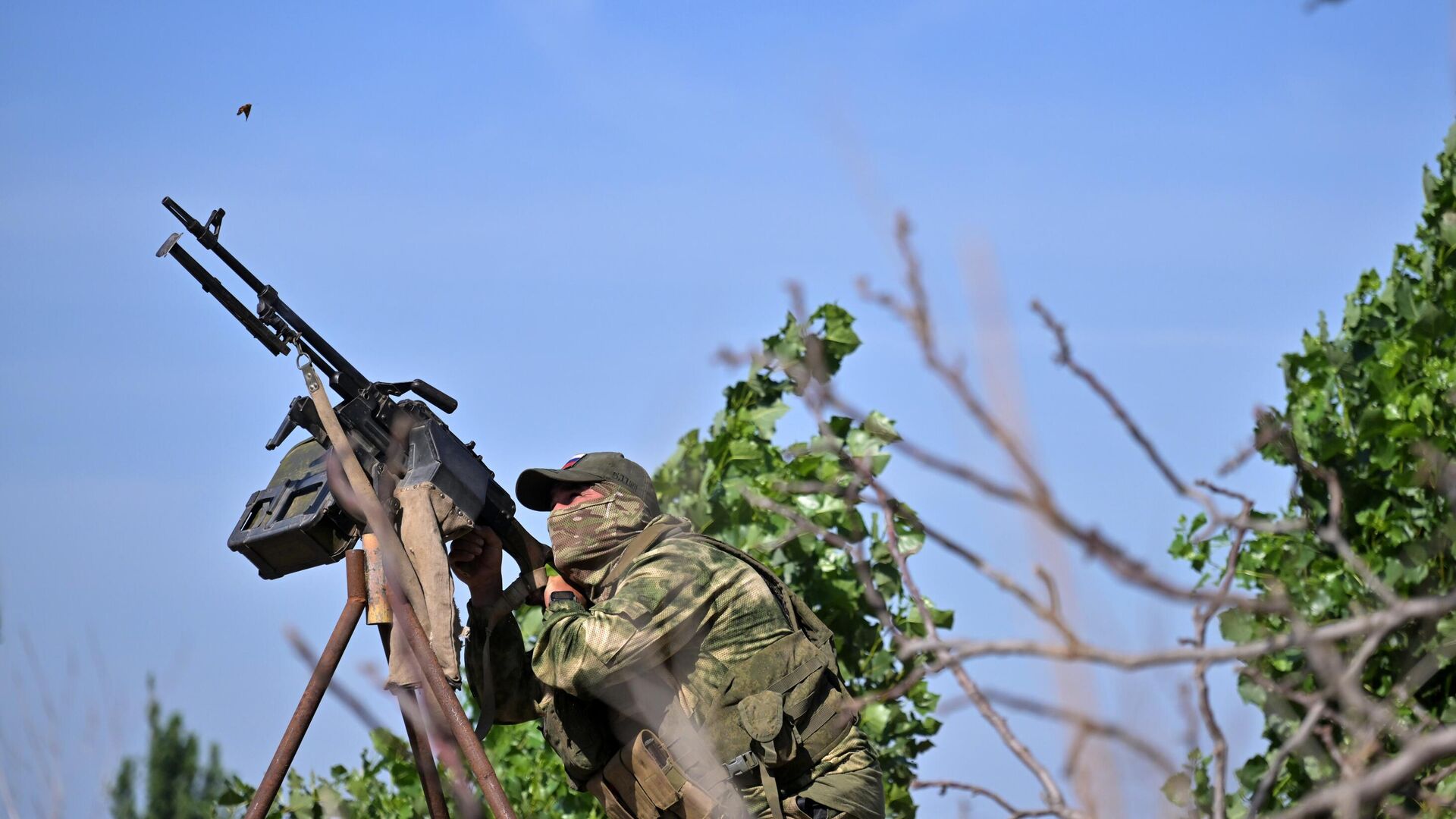 Военнослужащий ВС РФ ведет огонь из пулемета по воздушной цели - РИА Новости, 1920, 19.07.2024