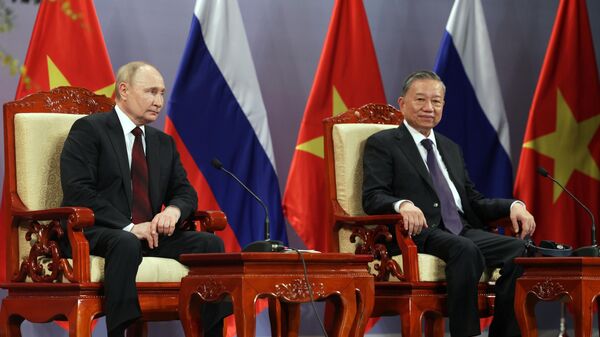 Президент РФ Владимир Путин и президент Социалистической Республики Вьетнам То Лам