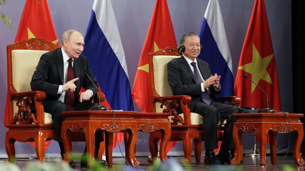 Теплая встреча: визит Владимира Путина во Вьетнам