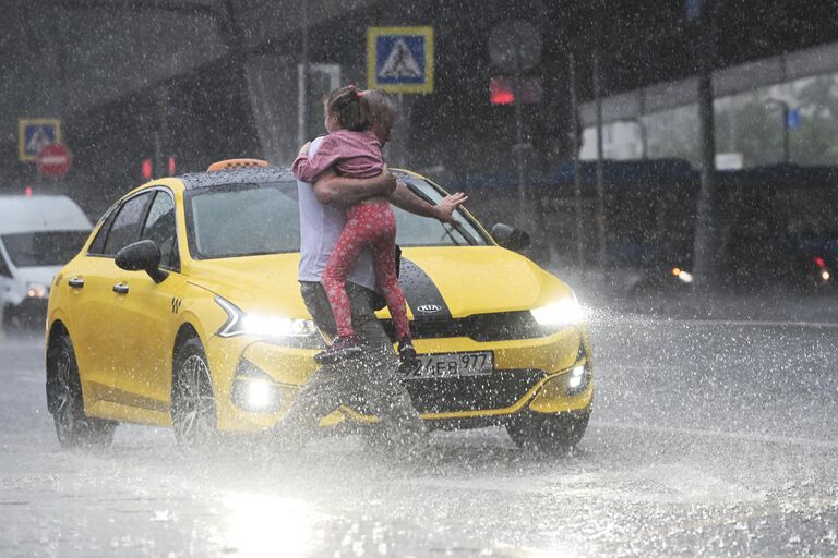 Сильный дождь в Москве