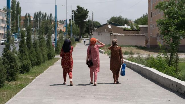 Женщины на улице в Душанбе