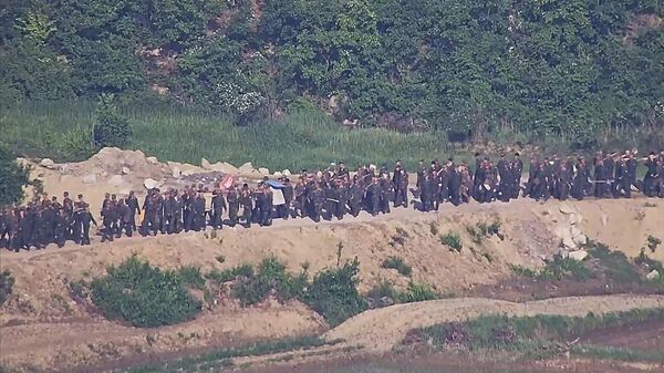 Солдаты КНДР в демилитаризованной зоне на границе с Южной Кореей