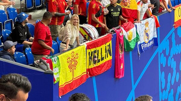 Болельщица с флагом Чувашской Республики на матче Евро-2024 между Италией и Испанией