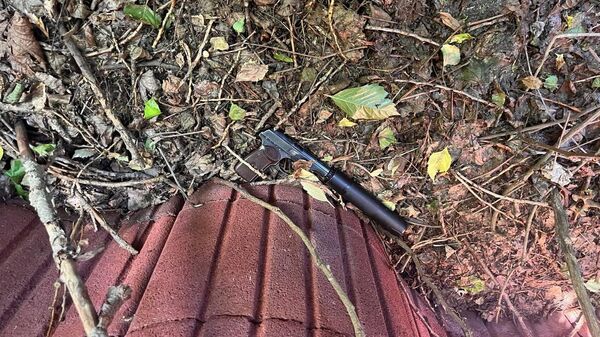 Пистолет с глушителем, из которого стреляли в Айдоса Садыкова, обнаруженный у забора киевского зоопарка