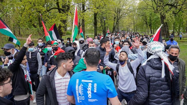Люди во время демонстрации в поддержку Палестины в Осло