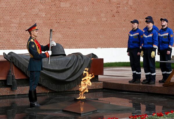 Военнослужащий роты Почетного караула у Могилы Неизвестного Солдата в Александровском саду у Кремлевской стены