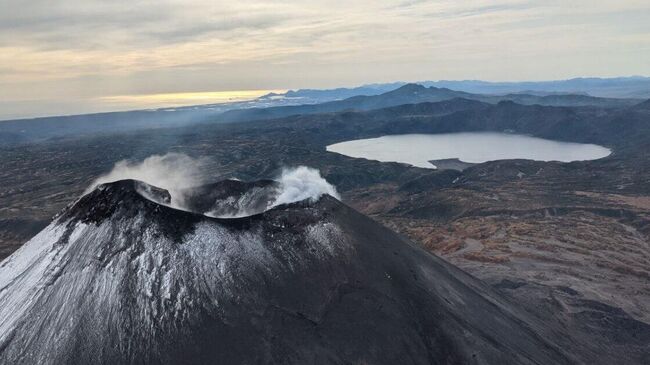 Выброс пепла на вулкане Карымский в центральной части Камчатки
