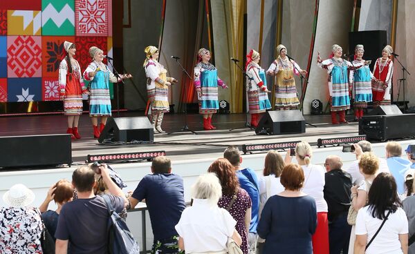 Мордовский национально-фольклорный праздник Шумбрат на главной уличной сцене на Международной выставке-форуме Россия