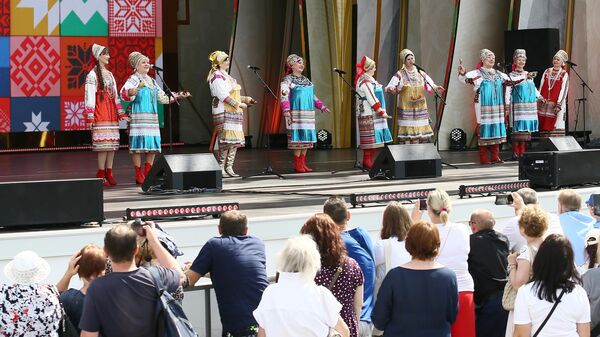 Мордовский национально-фольклорный праздник Шумбрат на главной уличной сцене на Международной выставке-форуме Россия