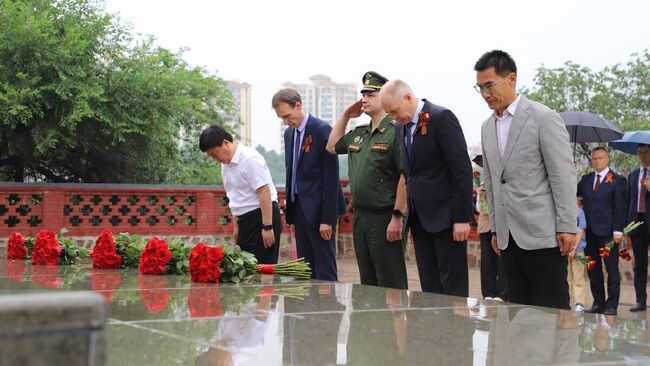 Сотрудники посольства РФ в КНР, а также представители местных властей возлагают цветы к мемориалу советским воинам в городе Чэндэ китайской провинции Хэбэй
