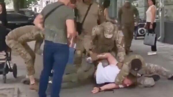 Cотрудники украинского военкомата отлавливают молодого отца на улице