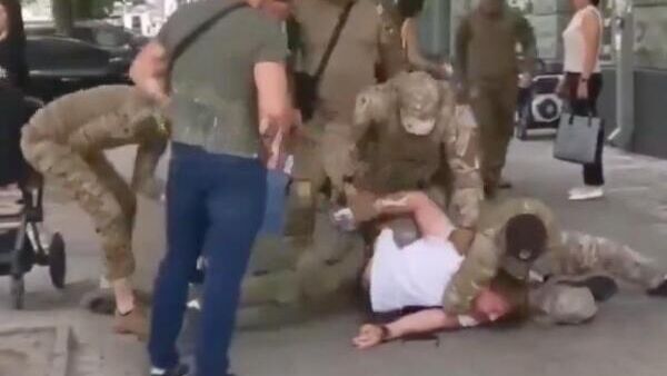 Cотрудники украинского военкомата отлавливают молодого отца на улице