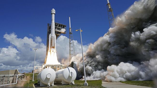 Созданный компанией Boeing по контракту с НАСА космический корабль Starliner отправляется в первый пилотируемый полет на мысе Канаверал, штат Флорида